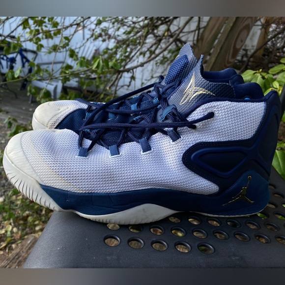 MUST SELL MOVING- ********* NIKE Air Jordan Melo M12 Men’s Sneakers Sz 11.5 EUC - Picture 2 of 9